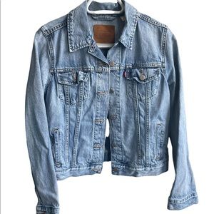 Levi’s denim jacket, super cute size medium